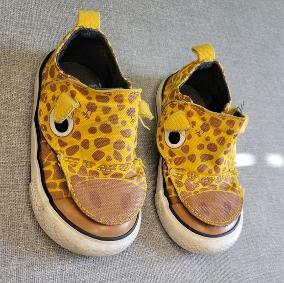 Bundle of 3 pairs of boys shoes. - Picture 11 of 14